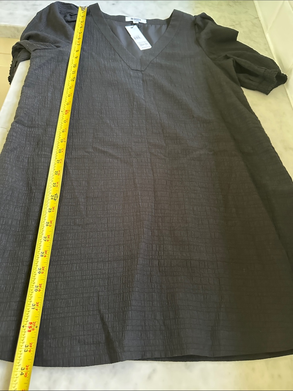 NEW BB Dakota Black Textured V-Neck Short Sleeve Dress Size Medium - Picture 4 of 4